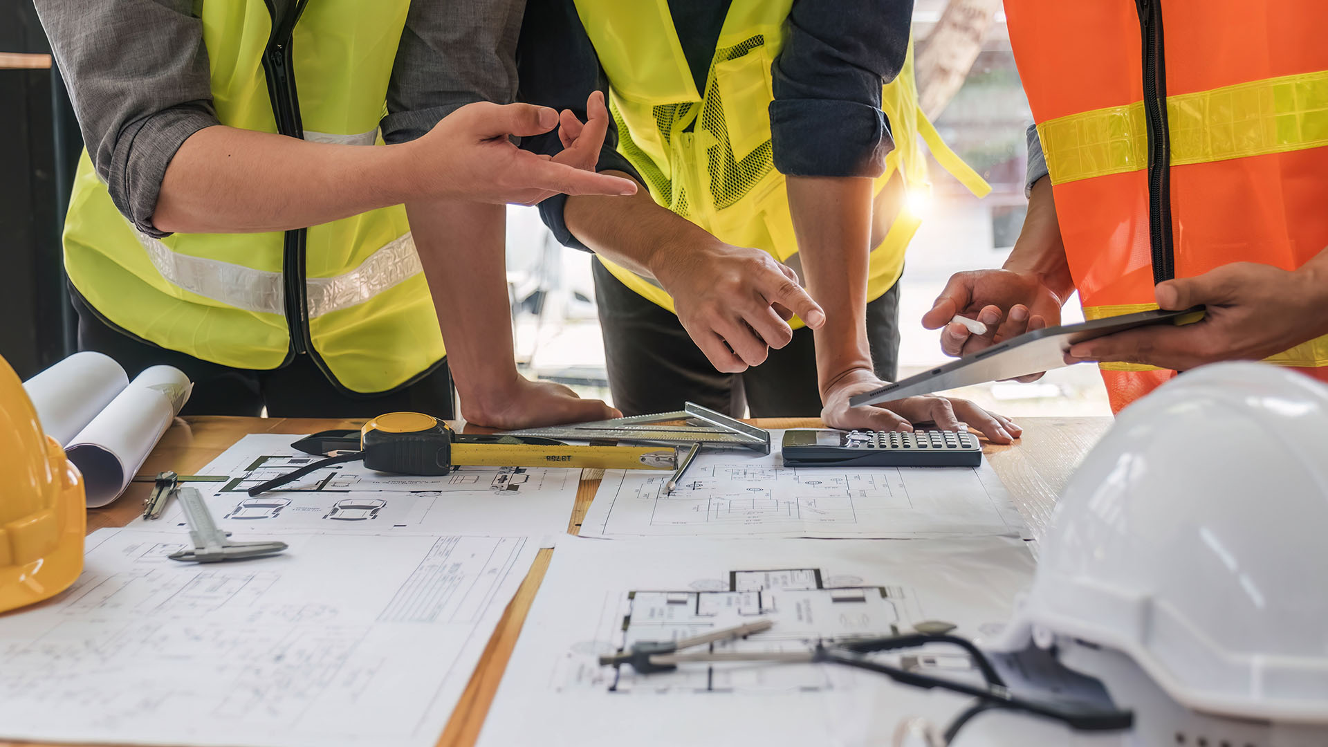 Engineer,Teamwork,Meeting,,Drawing,Working,On,Blueprint,Meeting,For,Project